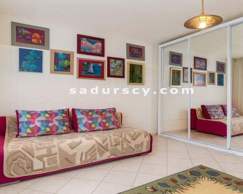 Ładne mieszkanie 20m2 z dużym balkonem i komórką lokatorską na Okęciu przy ul. Hynka. Drugie piętro w bloku 4-piętrowm.