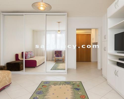 Ładne mieszkanie 20m2 z dużym balkonem i komórką lokatorską na Okęciu przy ul. Hynka. Drugie piętro w bloku 4-piętrowm.