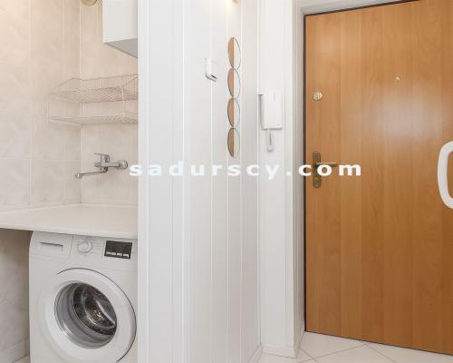 Ładne mieszkanie 20m2 z dużym balkonem i komórką lokatorską na Okęciu przy ul. Hynka. Drugie piętro w bloku 4-piętrowm.