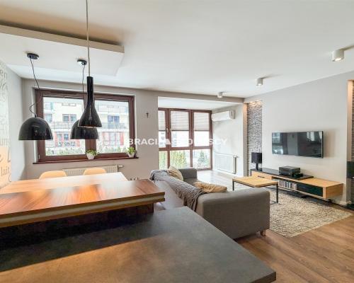 Komfortowe 2 pok z garażem i kom. lokatorską