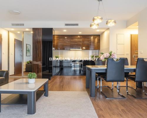 Wygodny elegancki apartament w centrum.