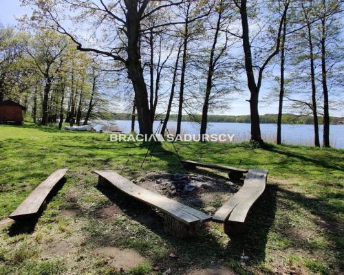 Wyjatkowa działka z własną linią brzegową jeziora.