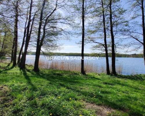 Wyjatkowa działka z własną linią brzegową jeziora.