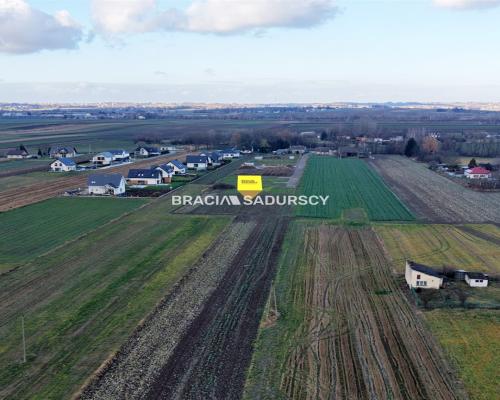 Działka budowlana o pow. 28 ar&oacute;w w Krakowie - Nowej Hucie   
 
Przedmiotem oferty jest działka o nr  305    położona w o