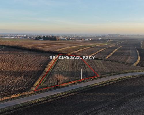 Glewiec, gm. Koniusza. Działka budowlana o pow. 2554 m 2 , bezpośrednio przy drodze publicznej.  
 
Działka budowlano-rolna o p