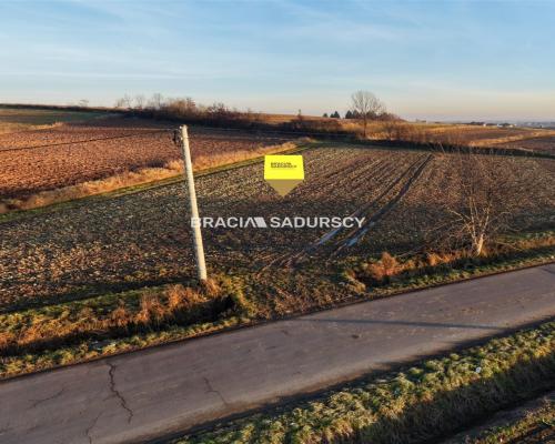 Glewiec, gm. Koniusza. Działka budowlana o pow. 2554 m 2 , bezpośrednio przy drodze publicznej.  
 
Działka budowlano-rolna o p