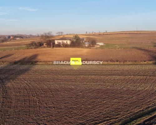 Glewiec, gm. Koniusza. Działka budowlana o pow. 2554 m 2 , bezpośrednio przy drodze publicznej.  
 
Działka budowlano-rolna o p