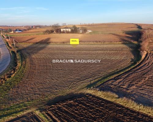 Glewiec, gm. Koniusza. Działka budowlana o pow. 2554 m 2 , bezpośrednio przy drodze publicznej.  
 
Działka budowlano-rolna o p