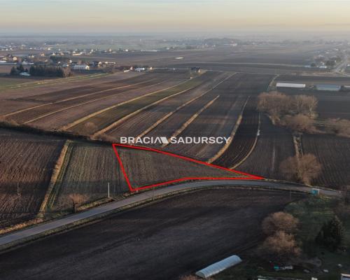 Glewiec, gm. Koniusza. Działka budowlana o pow. 2076 m 2 , bezpośrednio przy drodze publicznej.  
 
Działka budowlano-rolna o p