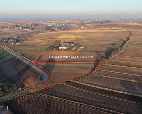 Glewiec, gm. Koniusza. Działka budowlana o pow. 4630 m 2 , bezpośrednio przy drodze publicznej.  
 
Działka budowlano-rolna o p