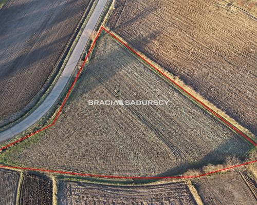 Glewiec, gm. Koniusza. Działka budowlana o pow. 4630 m 2 , bezpośrednio przy drodze publicznej.  
 
Działka budowlano-rolna o p