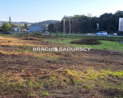 Działka pod usługi lub zabudowe jednorodzinną