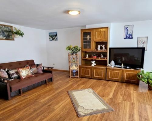 Dom wolnostojący, bud. gosp. i 2 działki