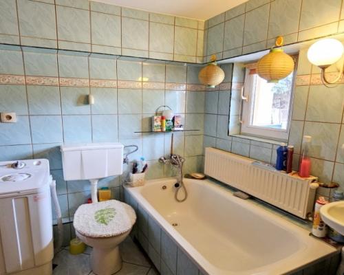 Dom wolnostojący, bud. gosp. i 2 działki