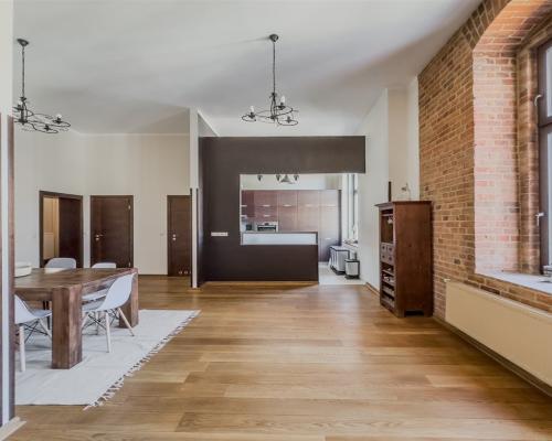 Oferuję na sprzedaż komfortowy i funkcjonalny apartament przy Al. Korfantego 9 w Gliwicach. Mieszkanie ma powierzchnie 206 m2,