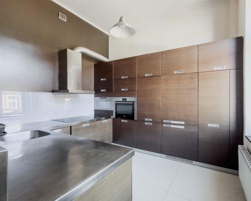 Oferuję na sprzedaż komfortowy i funkcjonalny apartament przy Al. Korfantego 9 w Gliwicach. Mieszkanie ma powierzchnie 206 m2,