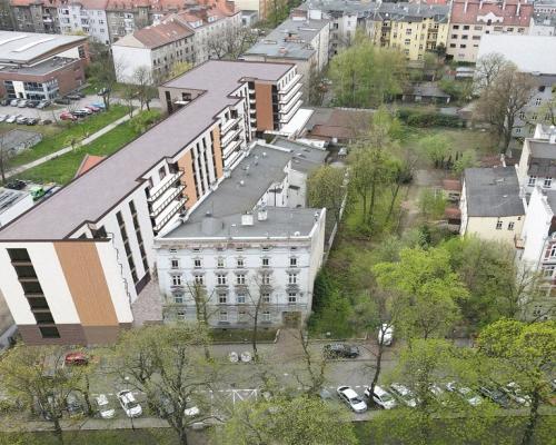 Oferują na sprzedaż grunt inwestycyjny w ścisłym centrum Gliwic przy ulicy Świętokrzyskiej. 

   

 Gotowa koncepcja zakłada zg