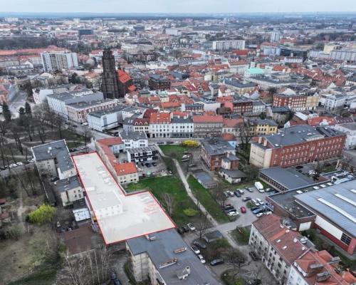 Oferują na sprzedaż grunt inwestycyjny w ścisłym centrum Gliwic przy ulicy Świętokrzyskiej. 

   

 Gotowa koncepcja zakłada zg