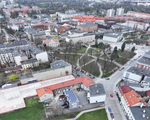 Oferują na sprzedaż grunt inwestycyjny w ścisłym centrum Gliwic przy ulicy Świętokrzyskiej. 

   

 Gotowa koncepcja zakłada zg