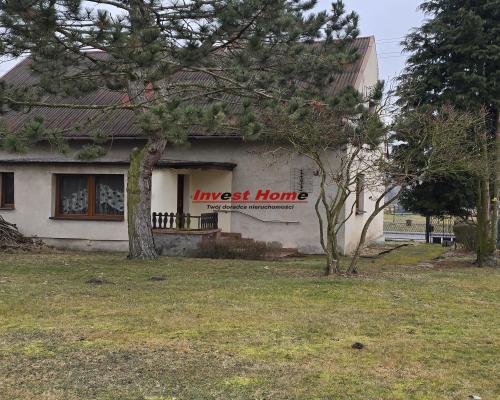 Niewielki dom w spokojnym miejscu.