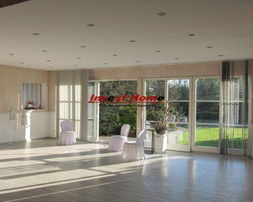 Duży lokal pod usługi.