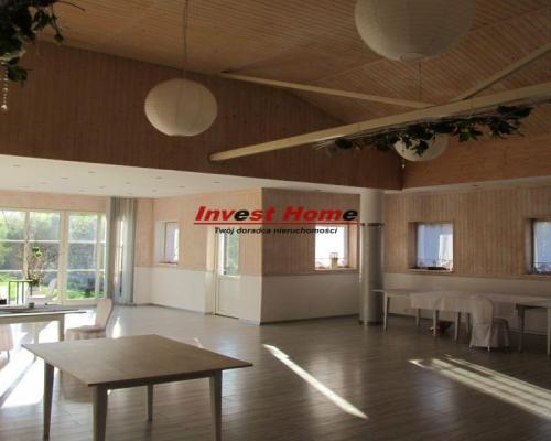 Duży lokal pod usługi.