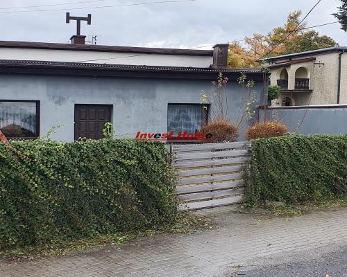 Budynek usługowo - handlowy przy głównej drodze.