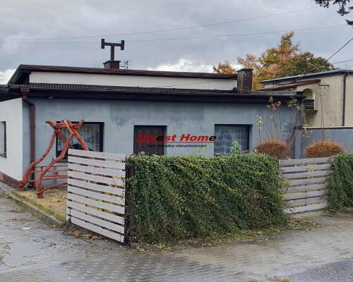 Budynek usługowo - handlowy przy głównej drodze.