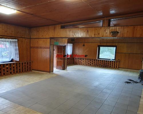 Budynek usługowo - handlowy przy głównej drodze.