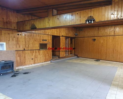 Budynek usługowo - handlowy przy głównej drodze.