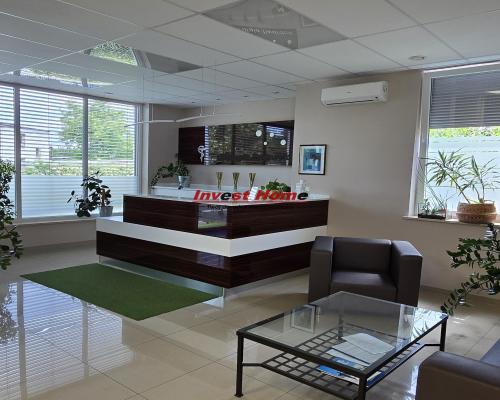 Budynek (klinika oraz dom) w dobrej lokalizacji.