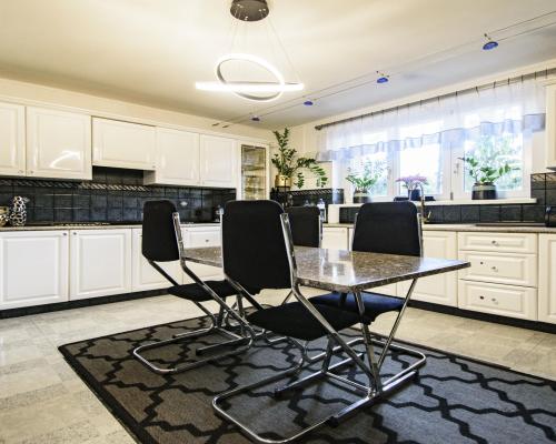 PIĘKNY DOM POD SAMYM LASEM Z WIDOKIEM NA GÓRY