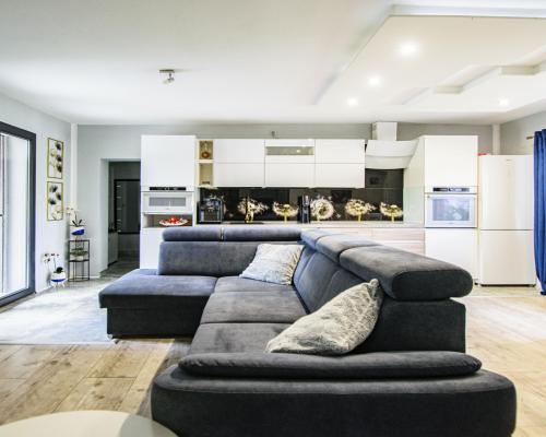 DOM Z BAJKOWYM OGRODEM – TYLKO U NAS! 🏡