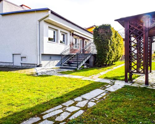 DOM WOLNOSTOJĄCY PRZY PARKU, BLISKO CENTRUM