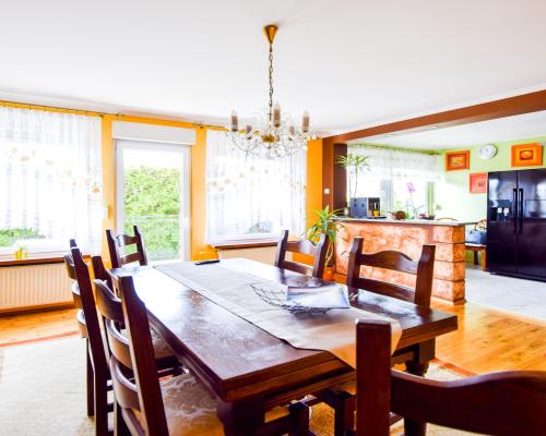 DOM WOLNOSTOJĄCY PRZY PARKU, BLISKO CENTRUM