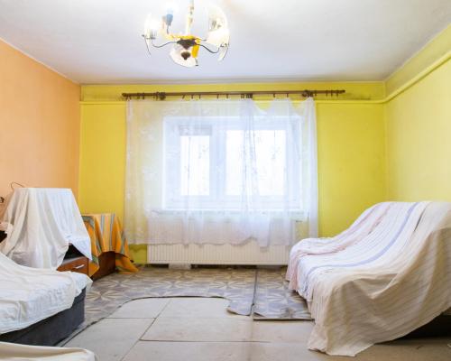 2 pokojowe mieszkanie do remontu z garażem