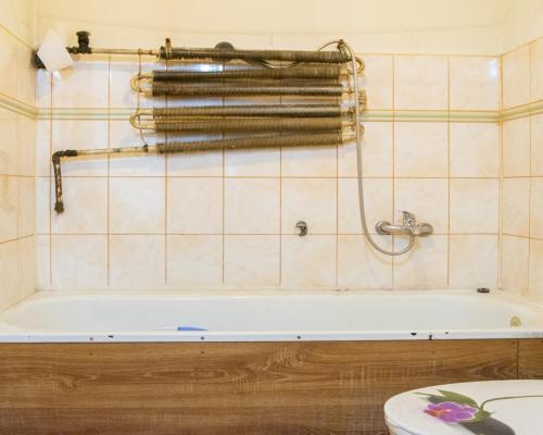 2 pokojowe mieszkanie do remontu z garażem