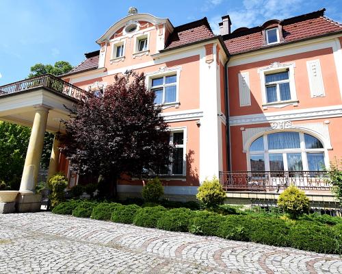 Odrestaurowany Pałac na sprzedaż