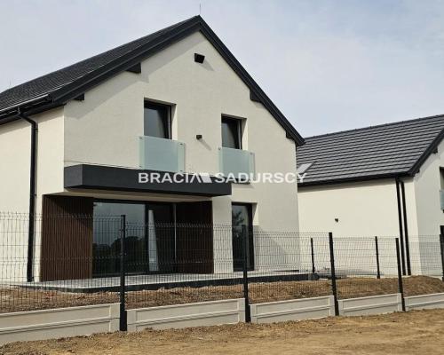 Nowy dom wolnostojący w stanie deweloperskim