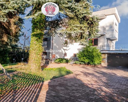 Przestrzenny dom w okolicach Mogilan.