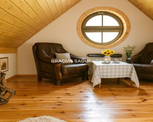 Wygodny rodzinny dom w malowniczej okolicy.