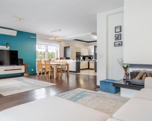 Nowoczesny dom bliźniak w cichej okolicy.