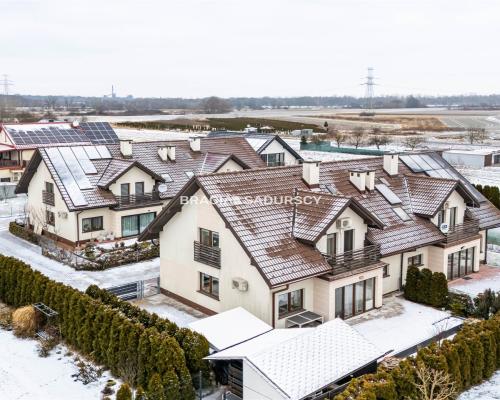 Nowoczesny dom bliźniak w cichej okolicy.