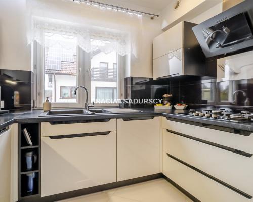 Nowoczesny dom bliźniak w cichej okolicy.