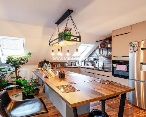 Dwa domy w otoczeniu Puszczy Niepołomickiej.