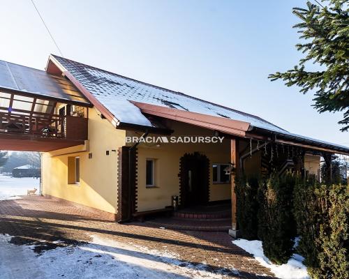 Dwa domy w otoczeniu Puszczy Niepołomickiej.