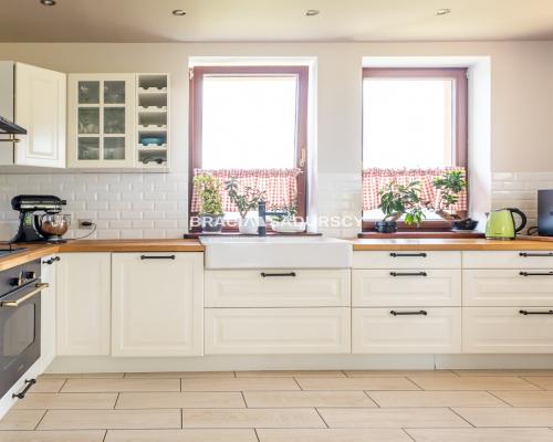 Przepiękny dom na sprzedaż w spokojnej okolicy!