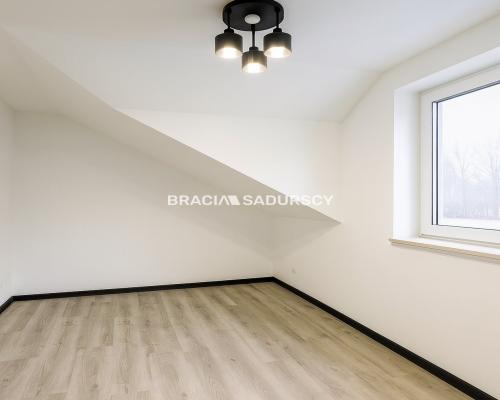 Wygodne domy pod lasem w Podgórkach Tynieckich.