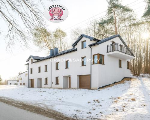 Wygodne domy pod lasem w Podgórkach Tynieckich.