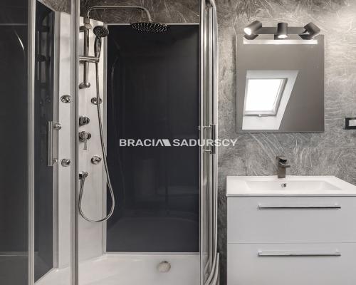 Wygodne domy pod lasem w Podgórkach Tynieckich.